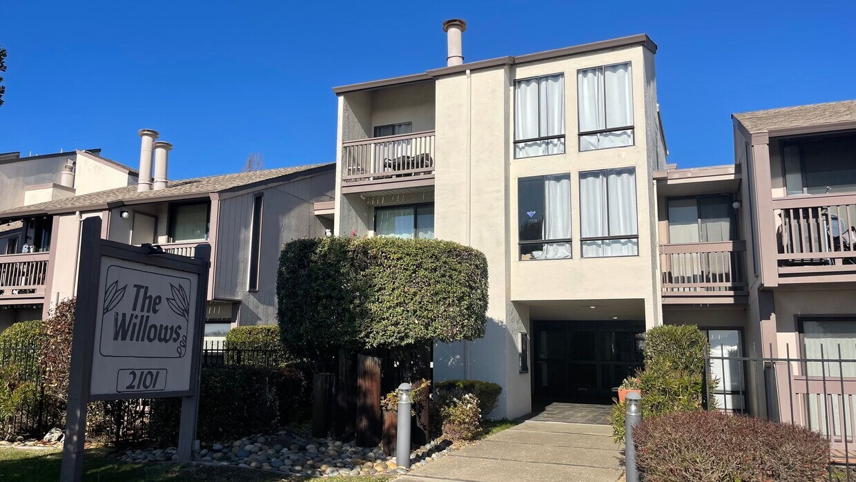 Primary Photo - 2101 Shoreline Drive #439 - 30% Rental Fee