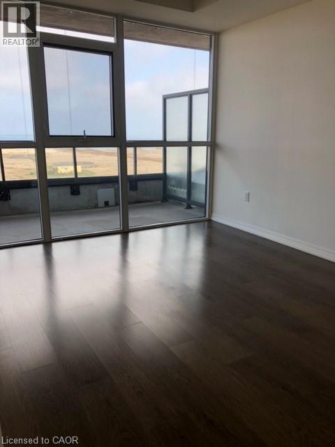 Photo du bâtiment - 560 N Service Rd