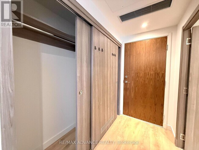 Photo du bâtiment - 27 McMahon Dr