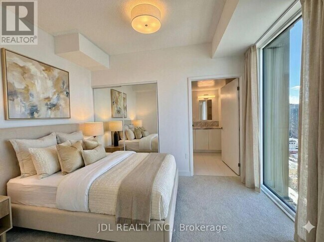 Building Photo - 238 Simcoe St