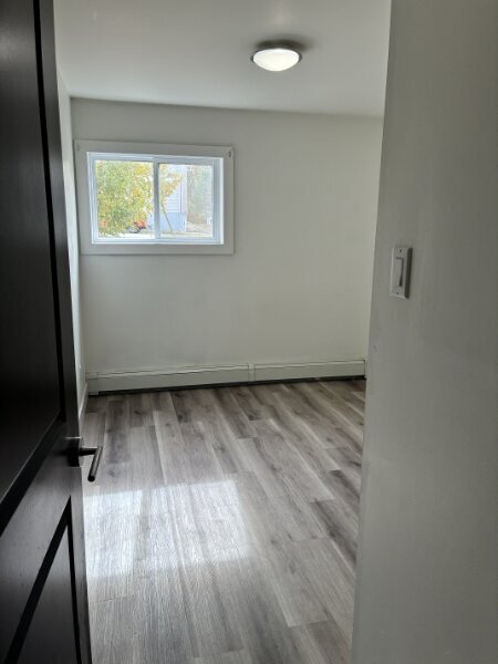 Building Photo - Fully Renovated Unit Available Now!
