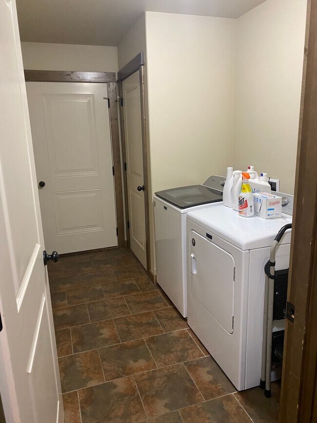 Building Photo - 3 Bed 2 Bath home in Bozeman