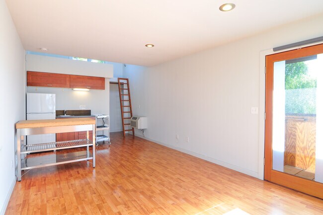 Foto del edificio - 3365 C St