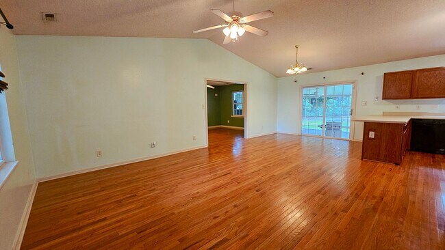 Foto del edificio - 3 BR 2 BA Hubert