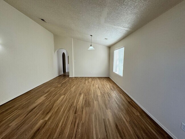 Building Photo - 4 bed, 2 Bath 1800 sq ft Home
