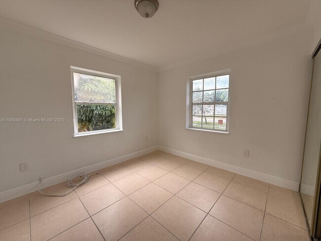 Building Photo - 9 Miami Gardens Rd