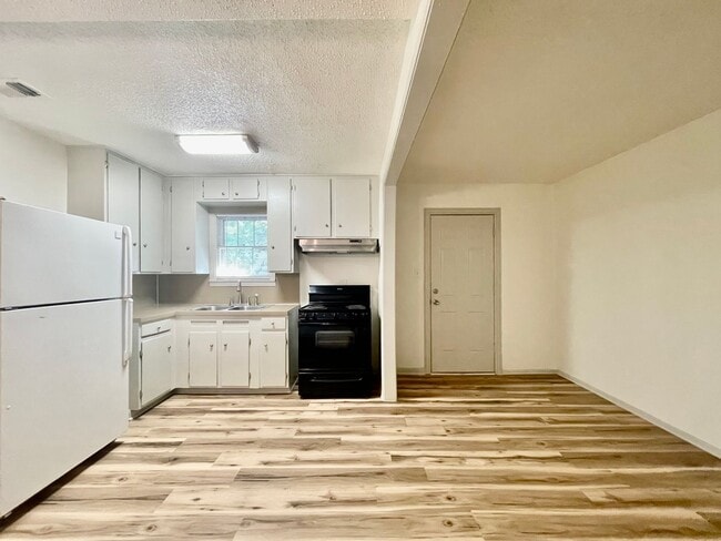 Building Photo - 619 Barbara Dr