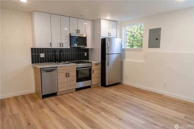 Building Photo - 2Bd/1.75Ba Seattle Townhome