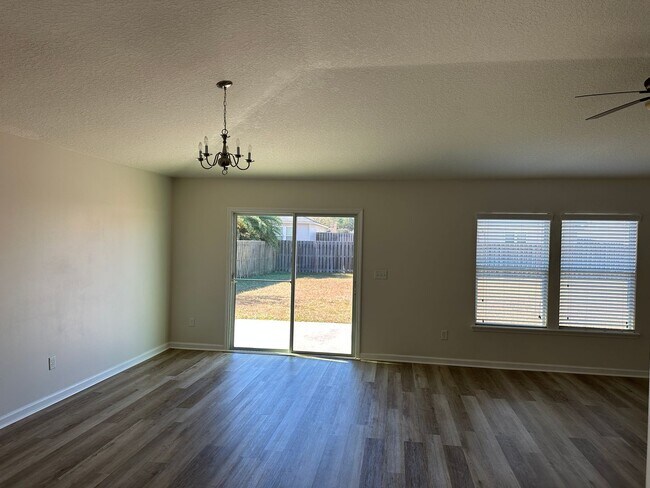Foto del edificio - Spacious 4-Bedroom Home with Fantastic Ame...