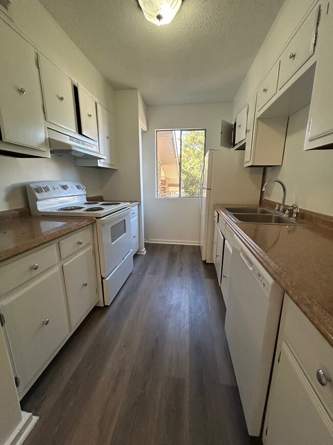 01_Kitchen - 1208 Bush River Rd