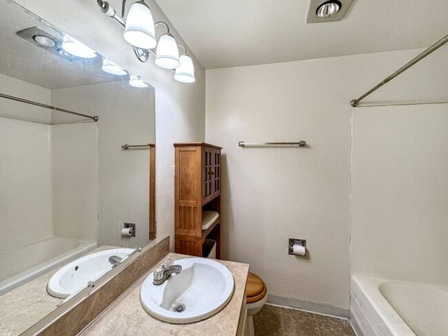 Building Photo - 2 Bedroom Condo For Rent