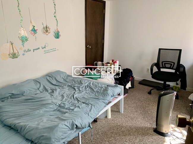 Building Photo - 10 Shepard St