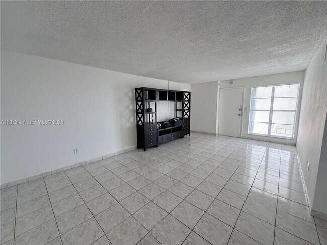 Building Photo - 1340 Lincoln Rd