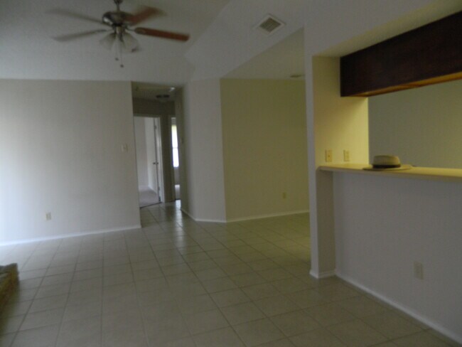 Vista desde la entrada hasta los dormitorios. - 7806-B Chimayo Cv.,