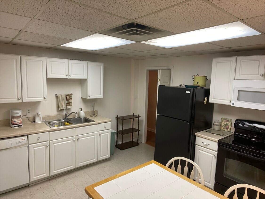 Kitchen (dishwasher not visible). - 604 S Oakwood Ave