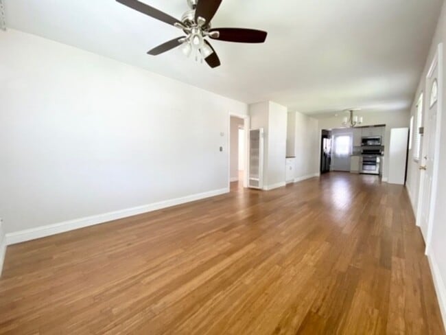 Building Photo - 3 Bedroom 2 Bath with View! (USD / Linda V...