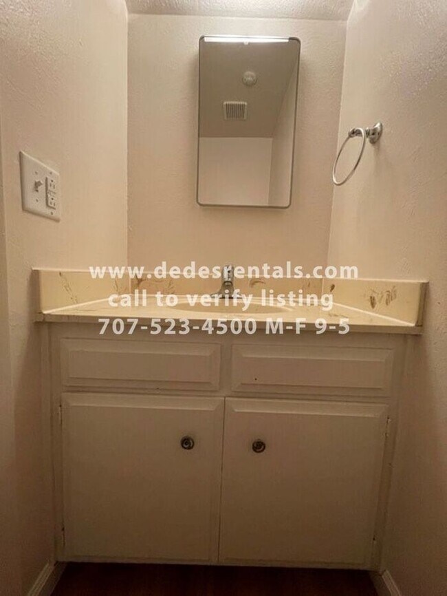 TwoStory townhouse in Larkfield/Wikiup area! Townhome Rentals in