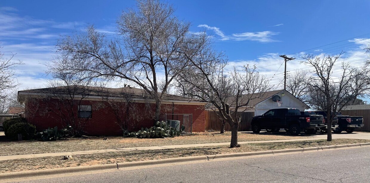 Building Photo - PRE-LEASING FALL 2026 ! Available AUG 2026