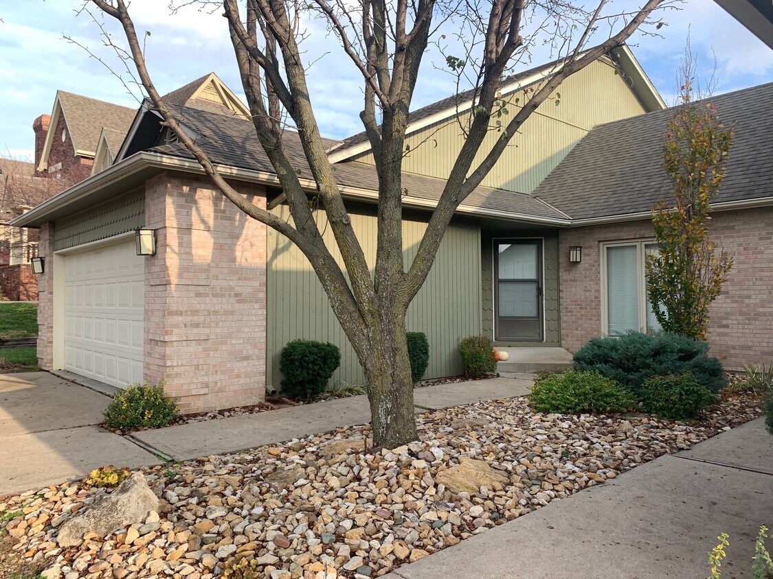 2212 Greenbrier Dr, Lawrence, KS 66047 Townhome Rentals in Lawrence KS