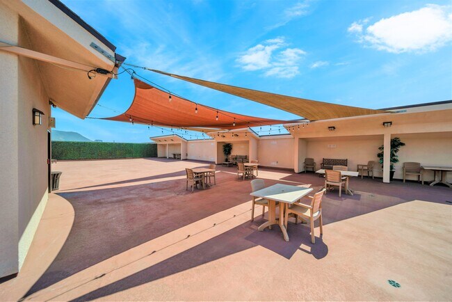 Building Photo - 1301 N Hollywood Way