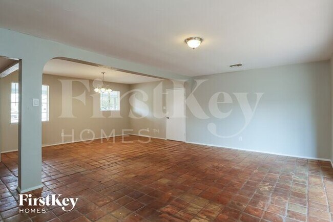 Building Photo - 1302 W Elm St