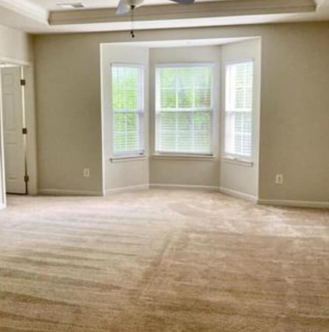 Master bedroom - 2627 Eastbourne Dr