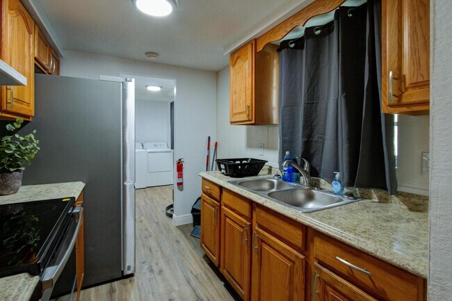 Building Photo - 3945 Manatee Club Dr