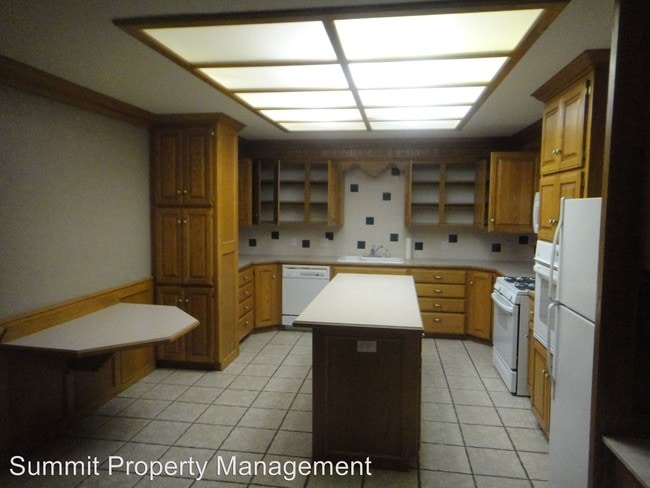 Building Photo - 515-517 E Rogers Dr