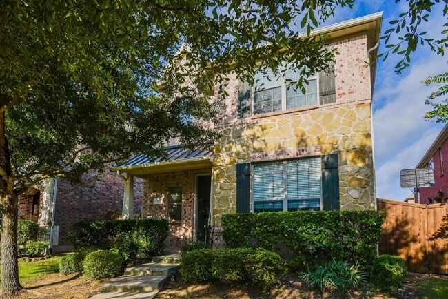Building Photo - COMING SOON! 3 BEDROOM PATIO HOME LOCATED ...