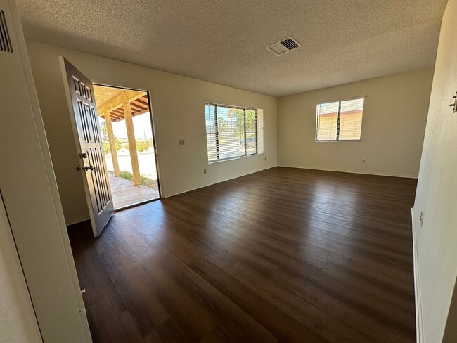 Building Photo - Welcome to this 2 bedroom 1 bath home!