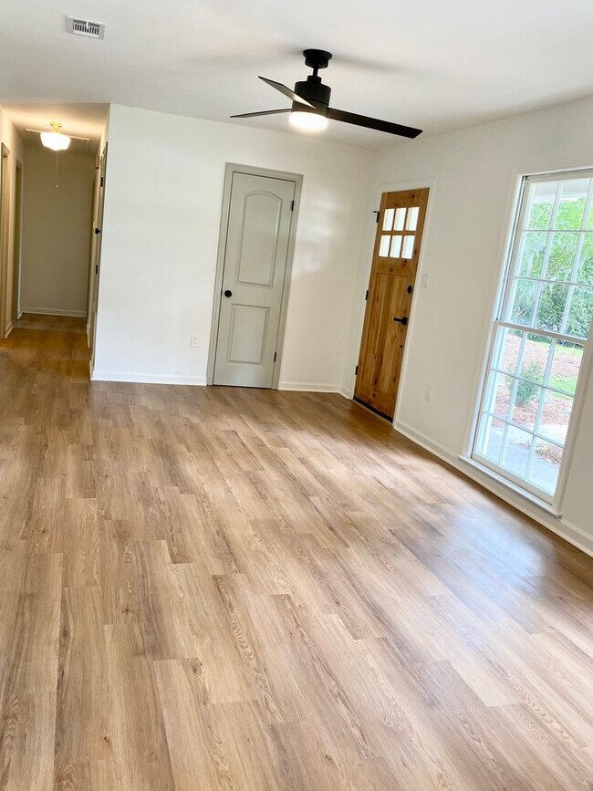 Foto del edificio - *AVAILABLE NOW* Newly Remodeled 3 bedroom,...