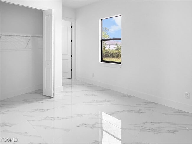 Building Photo - 916 Sara Ave N