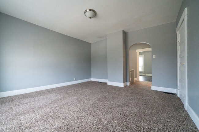 Building Photo - 24 S Hawthorne Ln