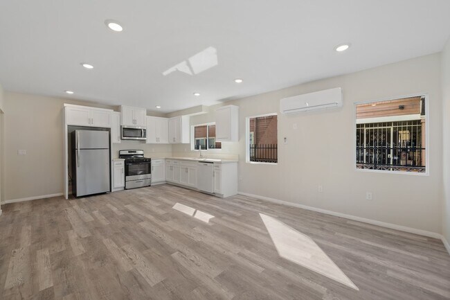 Foto del edificio - 328 W 51st St