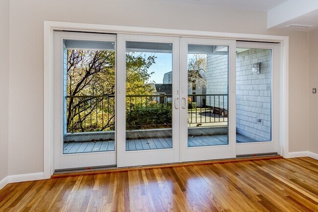 Foto del edificio - 53 Brackett Pl