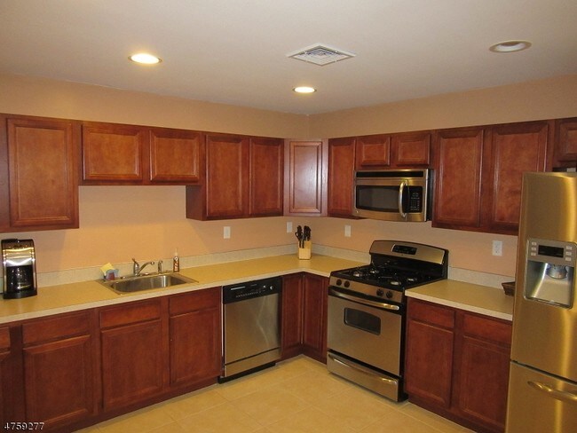 Building Photo - 9 Crestmont Ct