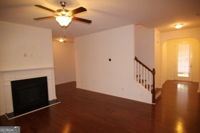 Building Photo - 5850 Vinyard Ln