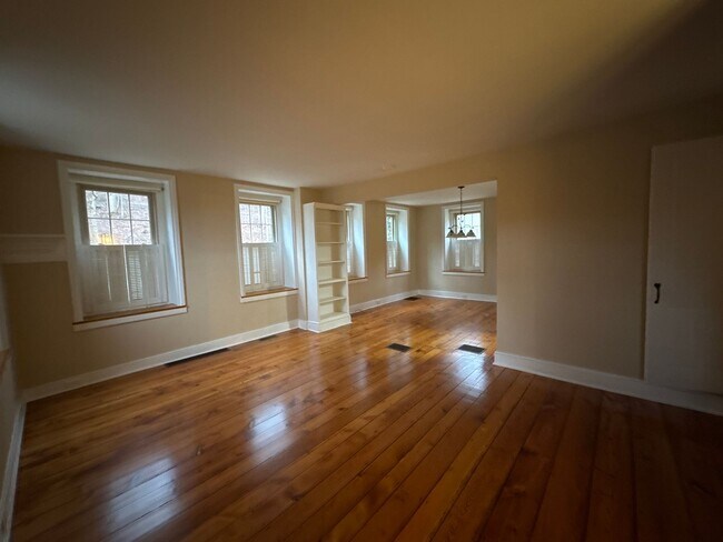 Foto del edificio - Charming Stacked stone Farm house 3 bedrooms 1 1/2 bathrooms