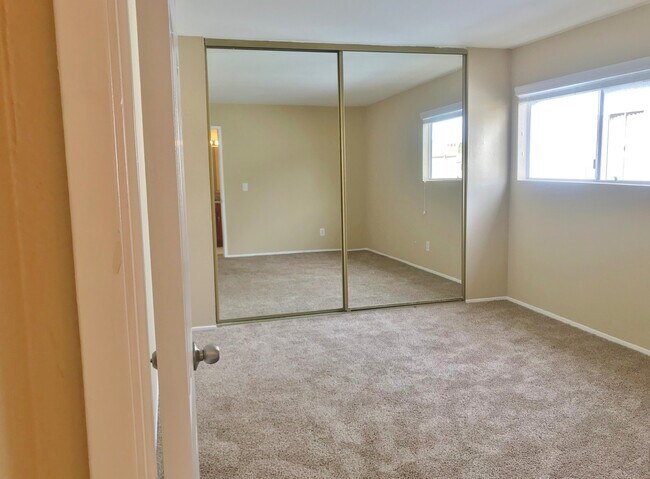 Foto del edificio - Beautiful and Spacious Apartment in Gated ...