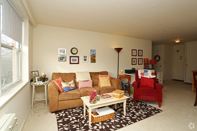 Interior Photo - 1500 Chicago Ave