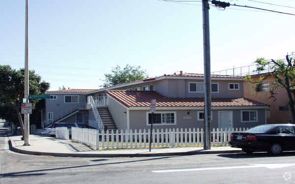 Primary Photo - 2706 Vanderbilt Ln