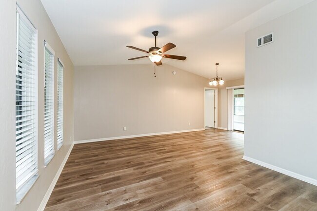 Building Photo - 2529 SW 15th Pl