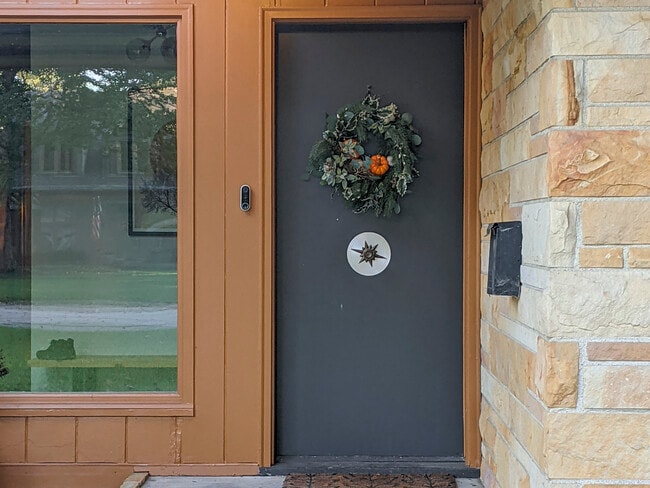 Foto del edificio - 111 McClellan Rd