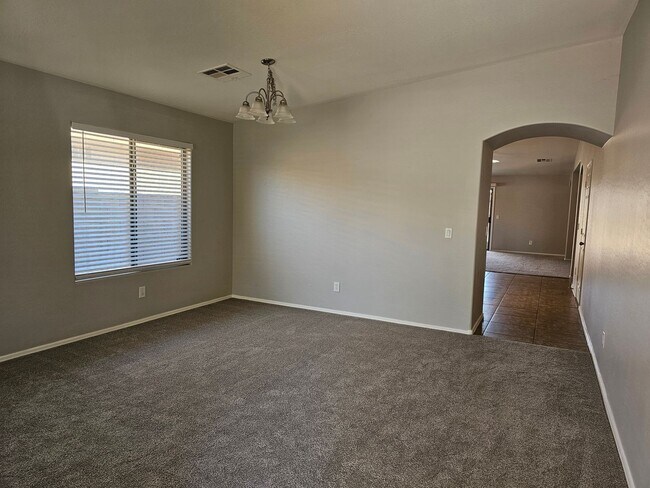 Foto del edificio - 45360 W Woody Rd