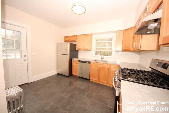 Building Photo - Completely renovated beautiful 4 bed in Wa...