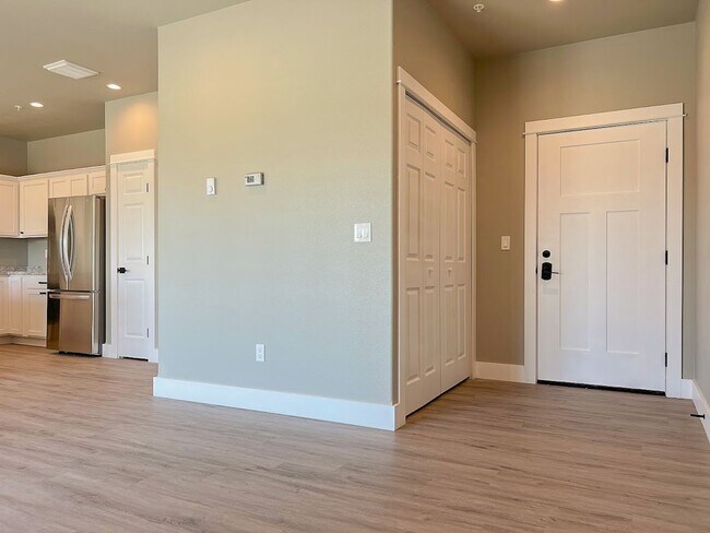 Building Photo - Pet Friendly 2 bed/ 2 bath unit at Soldier Ridge!