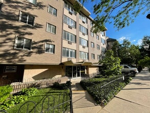 Building Photo - 539 W Stratford Pl