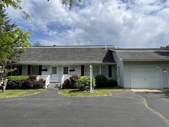Building Photo - 623 Mill St