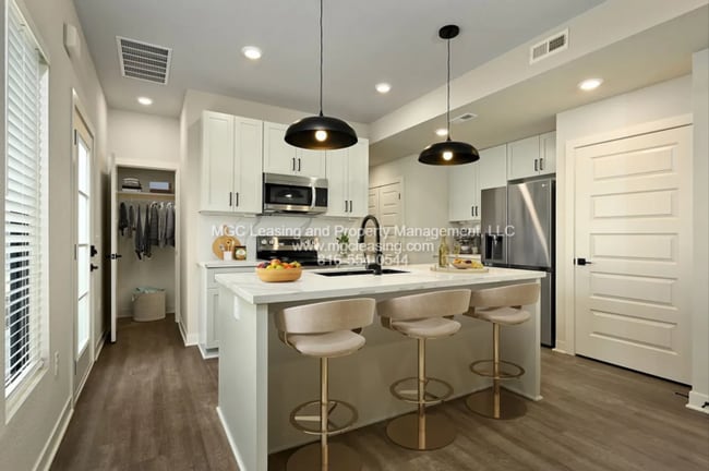 Building Photo - Oak Ridge Falls – Exterior Unit with 2-Car Garage! June Specials Available Now!