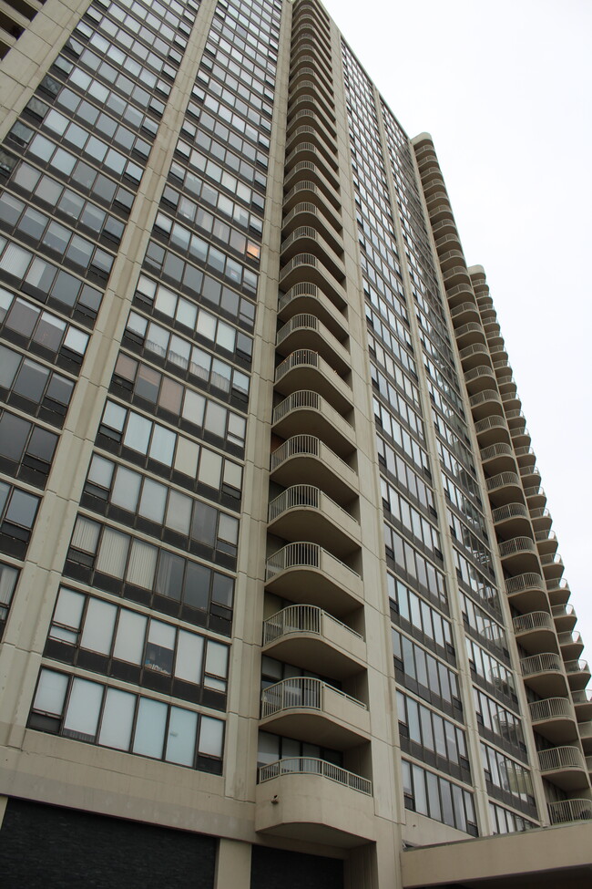 Foto del edificio - 3930 N Pine Grove Ave